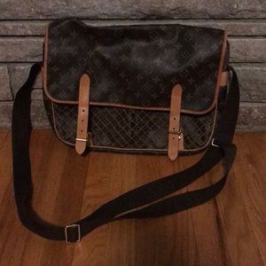 SOLD. Louis Vuitton Messenger bag (pre-loved!)